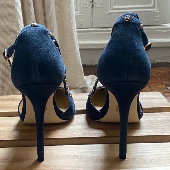 Beautiful NWOT Micheal Kors Navy Blue Suede Heels - Size 7 - Picture 5 of 14